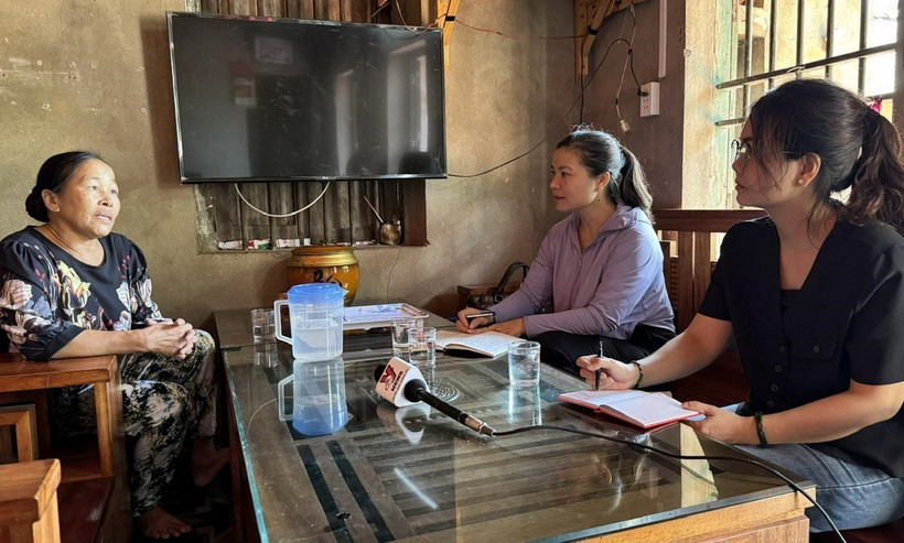 Bà Nguyễn Thị Bê ở thôn Tân Xuân, xã Hoằng Phụ, huyện Hoằng Hóa (Thanh Hóa) bức xúc làm hồ sơ xin cấp sổ đất ở nhiều năm vẫn chưa xong. (Ảnh: TTXVN phát)