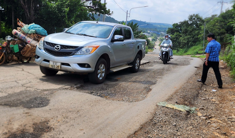 Đường tỉnh lộ huyết mạch nối vào khu bảo tồn văn hóa Sóc Bom Bo (tỉnh Bình Phước) xuống cấp nghiêm trọng, gây nguy hiểm cho người tham gia giao thông. (Ảnh: Đậu Tất Thành/ TTXVN)