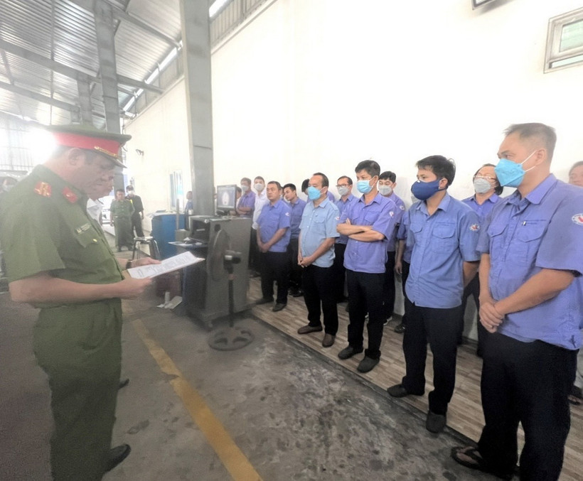 Cơ quan Công an tỉnh Đồng Nai công bố lệnh bắt, khám xét nơi làm việc của các đối tượng tại Trung tâm đăng kiểm 60-04D. (Ảnh: TTXVN phát)