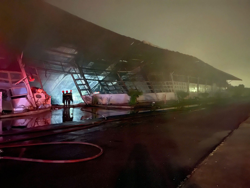 Lực lượng chữa cháy nỗ lực dập lửa. (Ảnh: TTXVN phát)