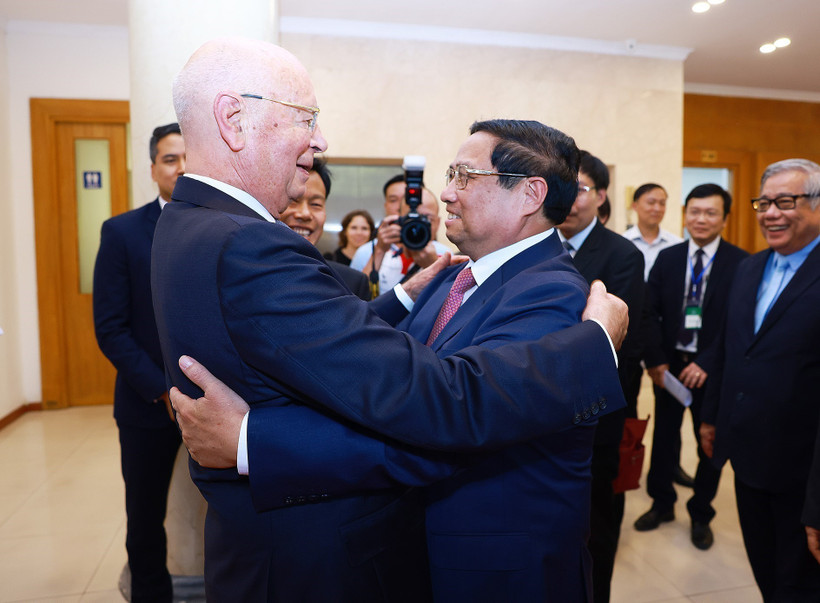 Thủ tướng Phạm Minh Chính đón Giáo sư Klaus Schwab, Chủ tịch sáng lập Diễn đàn Kinh tế Thế giới (WEF) tại Đại học Quốc gia Hà Nội. (Ảnh: Dương Giang/TTXVN)