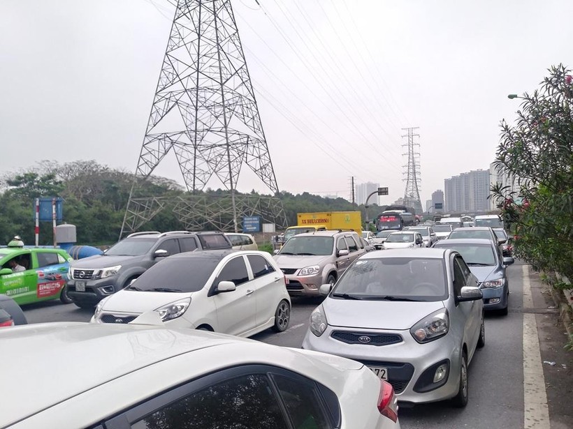 Ùn tắc giao thông cục bộ tại nút giao Pháp Vân vì lượng xe dồn về đột biến trong dịp nghỉ lễ 30/4 và 1/5. (Ảnh: Việt Hùng/Vietnam+)
