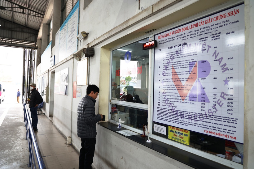 Ôtô sẽ mất phí lập hồ sơ miễn kiểm định lần đầu, in lại tem, giấy kiểm định. (Ảnh: Minh Hiếu/Vietnam+)