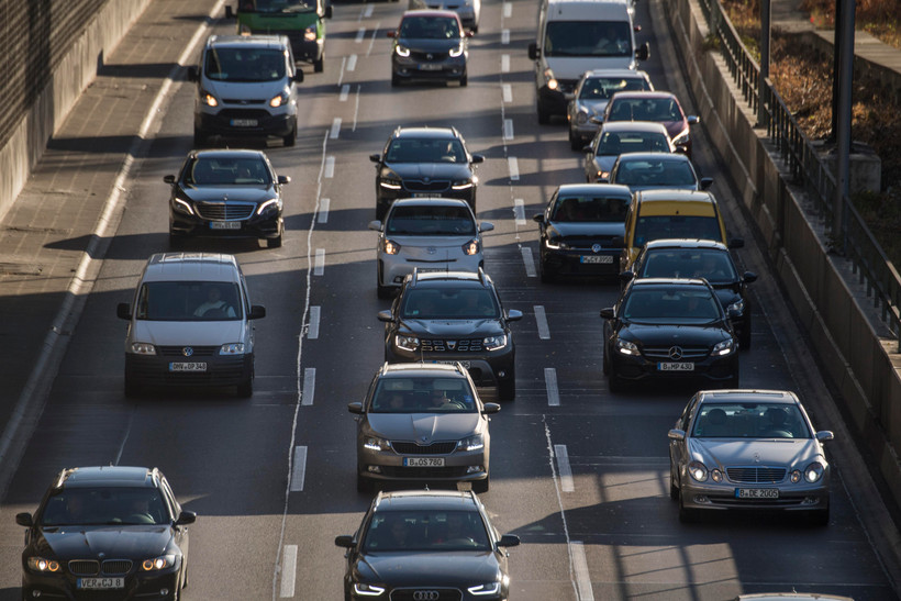 Ôtô di chuyển trên đường phố tại Berlin, Đức. (Ảnh: AFP/TTXVN)