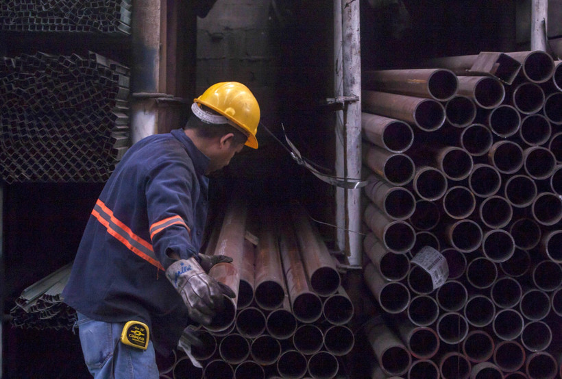 Công nhân làm việc tại nhà máy phân phối thép ở Monterrey, Bắc Mexico. (Ảnh: AFP/TTXVN)