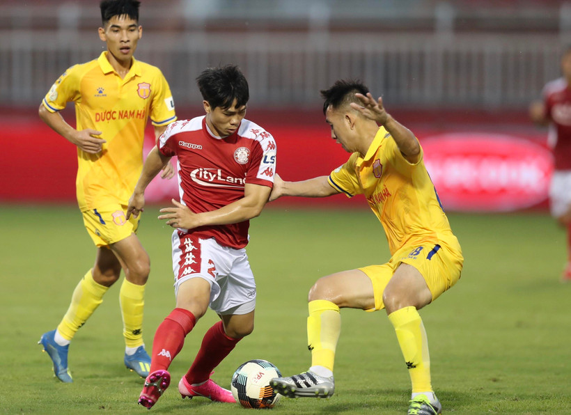 Pha tranh bóng giữa Công Phượng (CLB TP HCM) với các cầu thủ Nam Định. (Ảnh: Thanh Vũ/TTXVN)