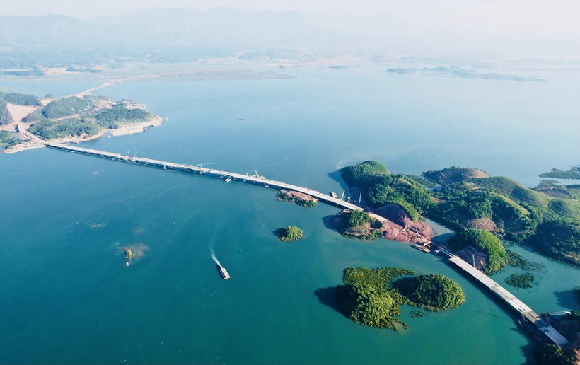 Cầu Vân Tiên - cây cầu vượt biển dài nhất Quảng Ninh, có vai trò quan trọng trong phát triển kinh tế, xã hội, kết nối hạ tầng giao thông của tỉnh và cả nước. (Ảnh: TTXVN)