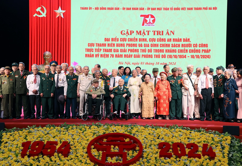 Lãnh đạo thành phố Hà Nội với các lực lượng trực tiếp tham gia giải phóng Thủ đô trong thời kỳ kháng chiến chống Pháp trên địa bàn thành phố tại buổi gặp mặt. (Ảnh: Văn Điệp/TTXVN)