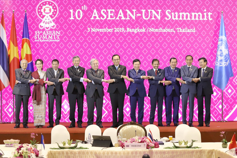 Lãnh đạo các nước ASEAN và Tổng thư ký Liên hợp quốc Antonio Guterres chụp ảnh chung. (Ảnh: Ngọc Quang/TTXVN)