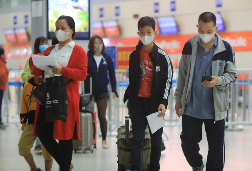 Hành khách sử dụng khẩu trang phòng chống dịch bệnh khi tham gia các phương tiện công cộng tại sân bay quốc tế Nội Bài (ảnh chụp sáng 14/2/2020). (Ảnh: Nhật Anh/TTXVN)