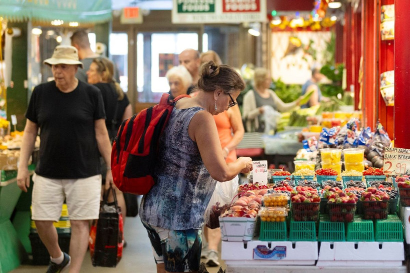 Người dân mua sắm tại một khu chợ ở Toronto, Canada. (Ảnh: THX/TTXVN)