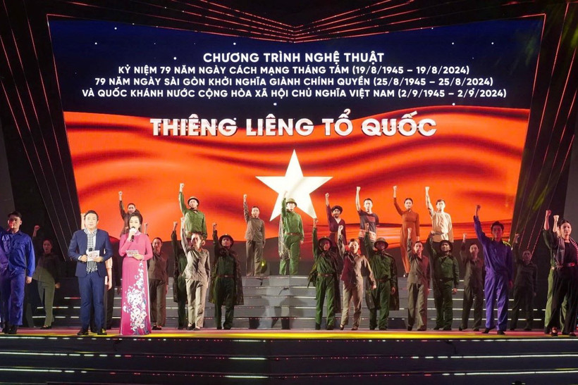 Tiết mục "Ngày hội non sông" mở màn chương trình nghệ thuật. (Ảnh: Thu Hương/TTXVN)