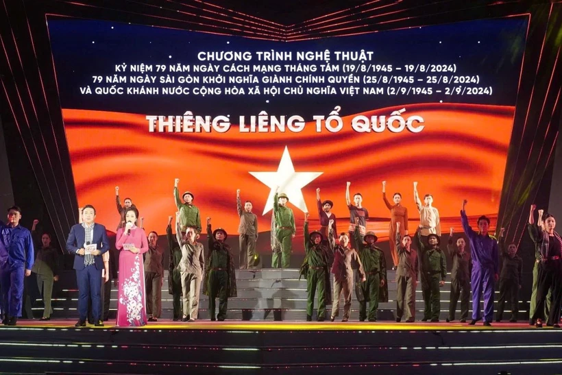 Sở Giáo dục và Đào tạo tỉnh Yên Bái đã yêu cầu nhà trường tăng cường thực hiện công tác giáo dục chính trị tư tưởng, đạo đức, lối sống, truyền thống cách mạng cho giáo viên và học sinh; đẩy mạnh chia sẻ các thông tin, bài viết tích cực về tình yêu quê hương đất nước, về lãnh tụ, về ngày Quốc khánh 2/9... (Ảnh minh họa: Thu Hương/TTXVN)