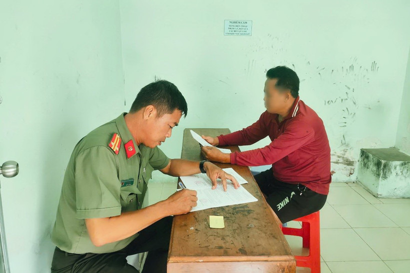 Đối tượng C.P tại cơ quan công an. (Ảnh: TTXVN phát)