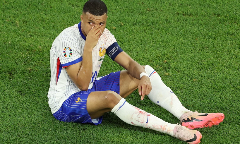 Mbappe không phải phẫu thuật nhưng sẽ đeo mặt nạ khi ra sân thi đấu. (Nguồn: EPA)