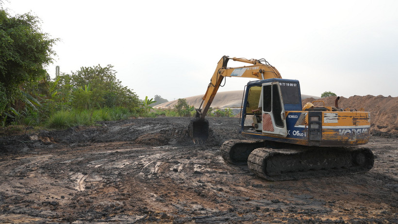 Một vụ đổ bùn thải ra môi trường nhưng không thực hiện lót bạt chống thấm. (Ảnh: Minh Phú - TTXVN)