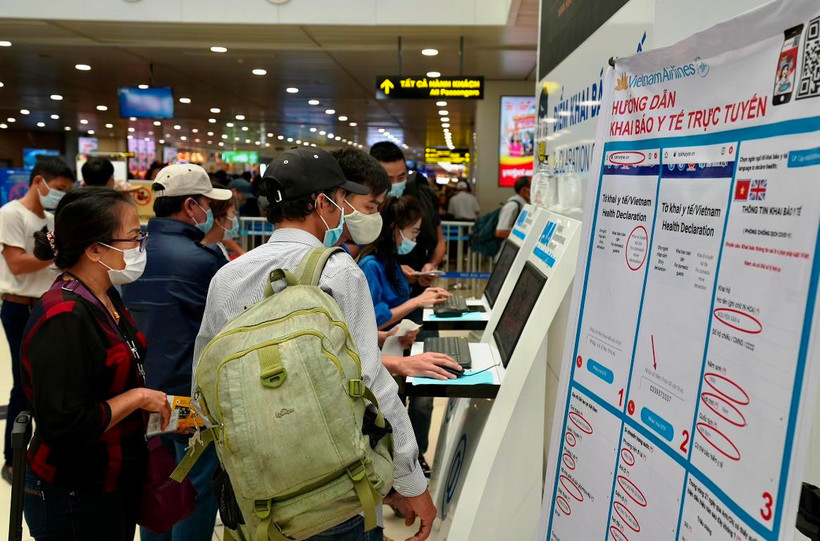 Hành khách khai báo y tế tại sân bay Nội Bài. (Ảnh: CTV/Vietnam+)