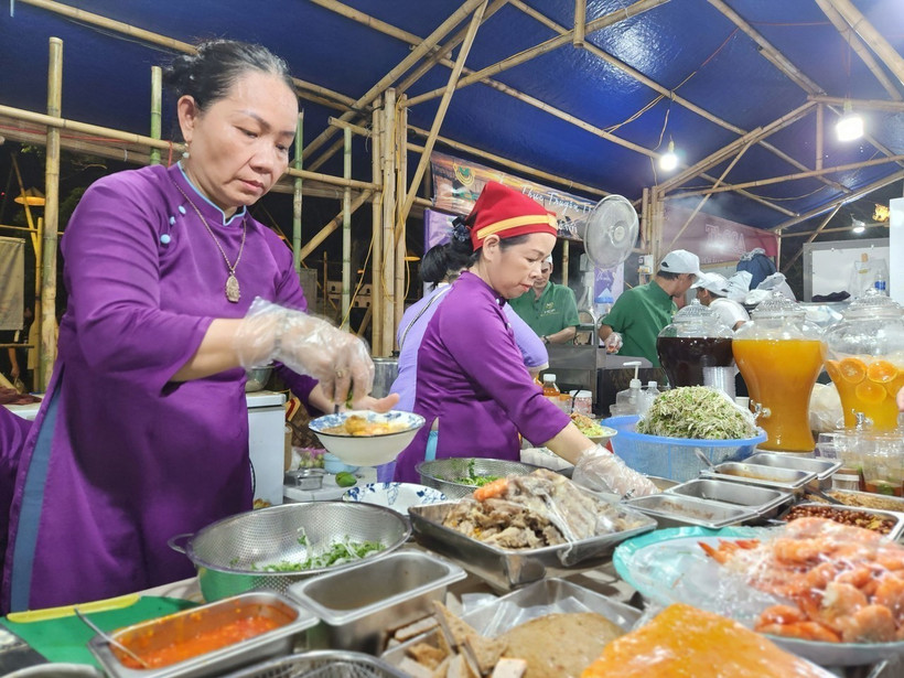Tuần lễ ẩm thực truyền thống Huế 2024 giới thiệu đa dạng các món ăn. (Ảnh: Mai Trang/TTXVN)