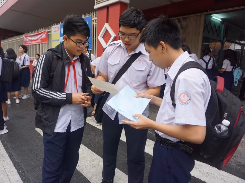 Thí sinh tại điểm thi Trường Trung học cơ sở Colette (quận 3, Thành phố Hồ Chí Minh) trao đổi về bài thi môn tiếng Anh trong kỳ thi vào lớp 10 năm học 2023-2024. (Ảnh: Thu Hoài/TTXVN)