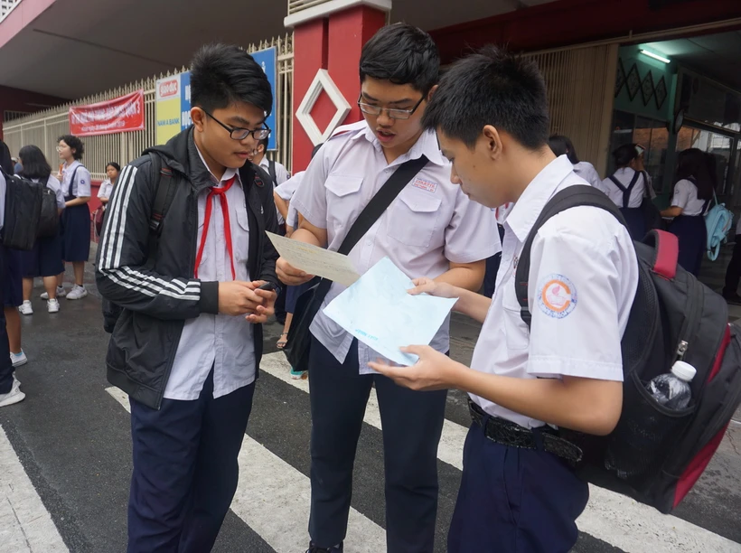 Thí sinh tại điểm thi Trường Trung học cơ sở Colette (quận 3, Thành phố Hồ Chí Minh) trao đổi về bài thi môn tiếng Anh trong kỳ thi vào lớp 10. (Ảnh: Thu Hoài/TTXVN)