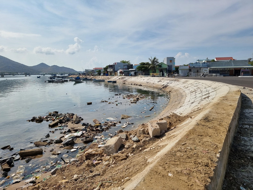 Sau khi được thu gom rác, khu vực bờ kè Đầm Nại đã sạch sẽ hơn. (Ảnh: Nguyễn Thành/TTXVN)