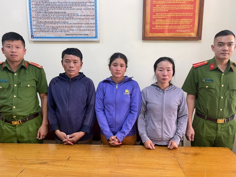 Các đối tượng tại cơ quan điều tra. (Ảnh: TTXVN phát)