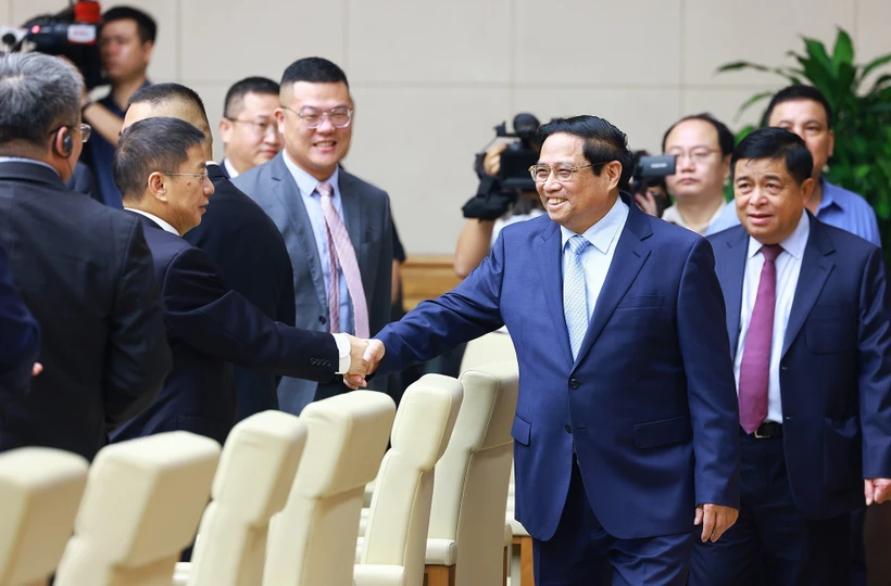 Thủ tướng Phạm Minh Chính với các doanh nghiệp Trung Quốc tiêu biểu trong lĩnh vực phát triển kinh tế xanh, kinh tế số. (Ảnh: Dương Giang/TTXVN)