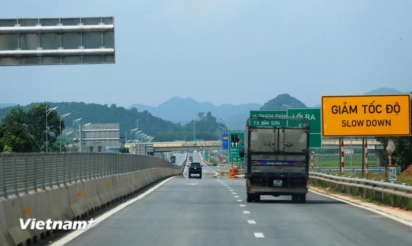 Phương tiện lưu thông trên tuyến đường Cao tốc Mai Sơn-Quốc lộ 45 được đưa vào vận hành, khai thác. (Ảnh: Việt Hùng/Vietnam+)