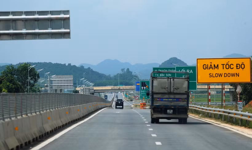 Phương tiện lưu thông trên tuyến cao tốc được phân kỳ đầu tư 4 làn xe hạn chế đã được đưa vào vận hành, khai thác. (Ảnh: Việt Hùng/Vietnam+)