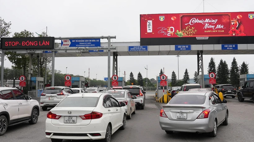 Cảng Hàng không Quốc tế Nội Bài đã bắt đầu triển khai thí điểm thu phí không dừng với ôtô ra vào sân bay. (Ảnh: Việt Hùng/Vietnam+)