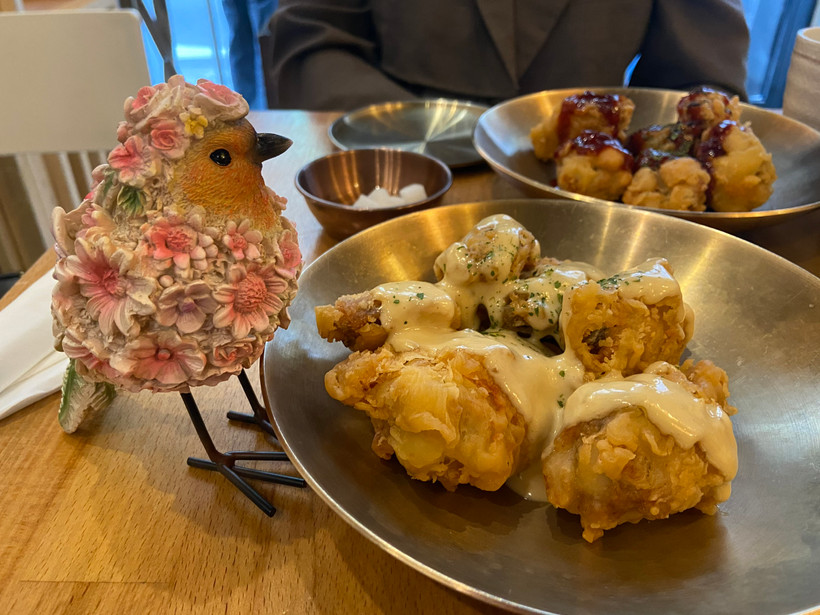 Món gà rán Hàn Quốc được bán tại một cửa hàng ở Paris, Pháp. (Nguồn: Vietnam+)