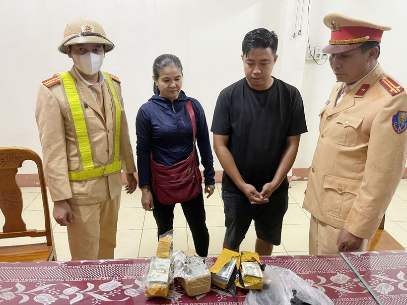 Lái xe Nguyễn Thái Phong (30 tuổi) và chủ phương tiện Nguyễn Thị Loan (52 tuổi) cùng tang vật. (Ảnh: TTXVN phát)