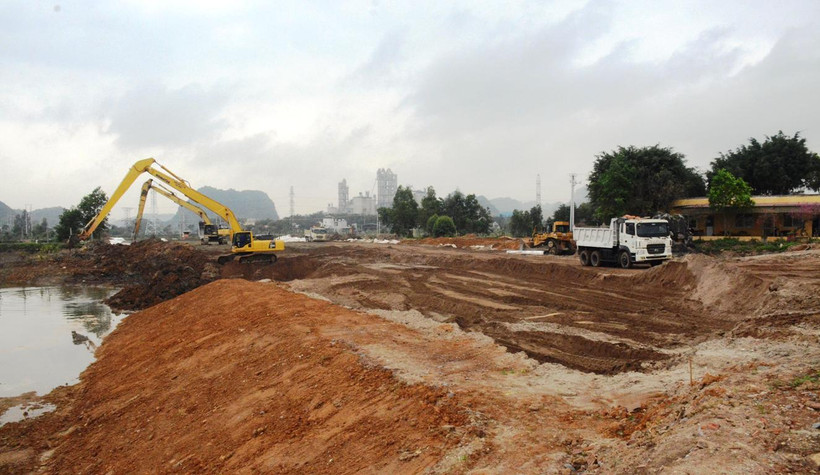 Nhà thầu tiến hành thi công nền đường một dự án cao tốc. (Ảnh: Việt Hùng/Vietnam+)