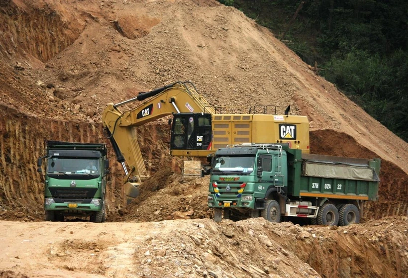 Nhà thầu khai thác nguồn đất từ một mỏ vật liệu để thi công đắp nền đường Cao tốc Bắc-Nam. (Ảnh: Việt Hùng/Vietnam+)