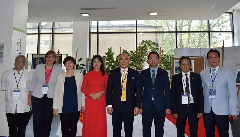 Phó Chủ nhiệm Ủy ban Nhà nước về người Việt Nam ở nước ngoài Nguyễn Mạnh Đông (thứ tư, phải) và Đại sứ Việt Nam tại Ba Lan Hà Hoàng Hải (thứ ba, phải) chụp ảnh cùng các đại biểu dự hội thảo. (Ảnh: TTXVN phát)
