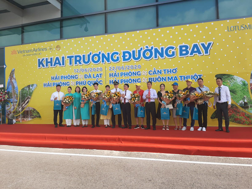 Tặng hoa cho những hành khách đầu tiên và tổ bay trên chuyến bay Hải Phòng-Phú Quốc của Vietnam Airlines. (Ảnh: Việt Hùng/Vietnam+)