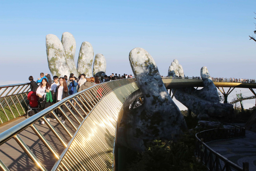 Khách đến tham quan Khu du lịch Bà Nà Hills (Đà Nẵng). (Ảnh: TTXVN)