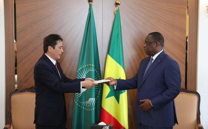 Đại sứ Đặc mệnh toàn quyền Việt Nam tại Senegal Nguyễn Thành Vinh trình Thư Ủy nhiệm của Tổng Bí thư, Chủ tịch nước Nguyễn Phú Trọng lên Tổng thống nước Cộng hòa Senegal Macky Sall. (Ảnh: Tấn Đạt/TTXVN)