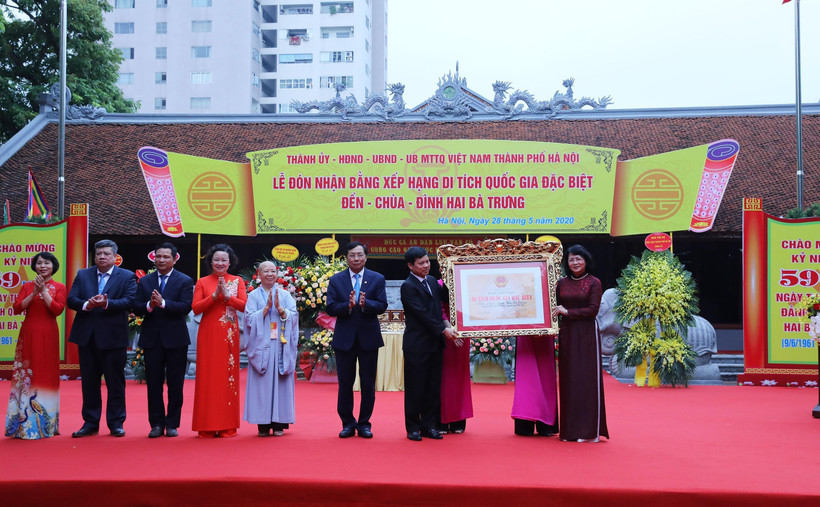 Phó Chủ tịch nước Đặng Thị Ngọc Thịnh trao Bằng xếp hạng Di tích Quốc gia đặc biệt Đền, Chùa, Đình Hai Bà Trưng cho Thành phố Hà Nội và quận Hai Bà Trưng. (Ảnh: Lâm Khánh/TTXVN)