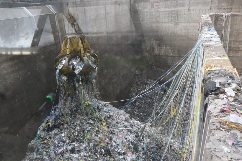 Vận chuyển rác vào lò đốt. (Ảnh: Đỗ Huyền/TTXVN)