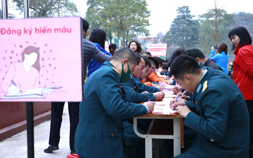 Chương trình "Ngày Chủ nhật Đỏ” lần thứ XVI đã huy động gần 700 đoàn viên thanh niên và các tầng lớp nhân dân tham gia đăng ký hiến máu. (Ảnh: Tuấn Anh/TTXVN)