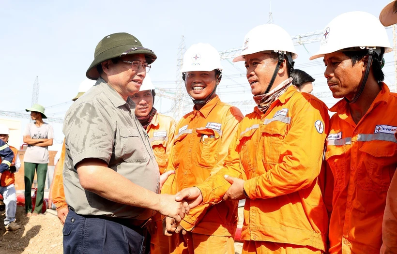 Thủ tướng Phạm Minh Chính động viên công nhân thi công Dự án Trạm biến áp 500 kV Thanh Hóa tại xã Thiệu Phúc, huyện Thiệu Hóa, tỉnh Thanh Hóa. (Ảnh: Dương Giang/TTXVN)