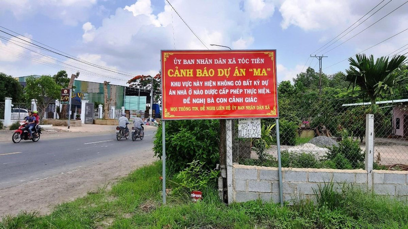 Biển cảnh báo của Ủy ban Nhân dân xã Tóc Tiên, thị xã Phú Mỹ, tỉnh Bà Rịa-Vũng Tàu về dự án ma. (Nguồn ảnh: TTXVN)