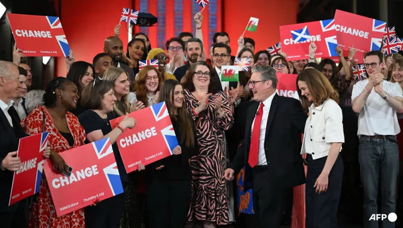 Tân Thủ tướng Anh Keir Starmer và vợ mừng chiến thắng tại Bảo tàng Tate Modern ở London sáng 5/7. (Ảnh: AFP)