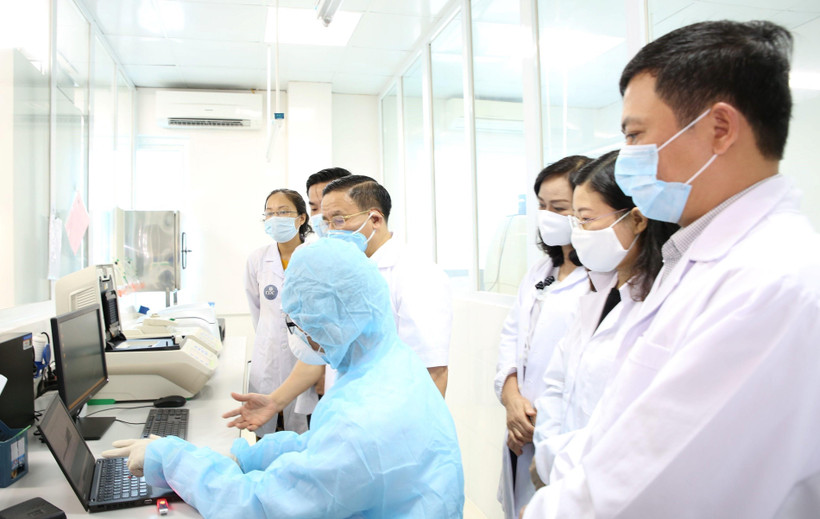 Lãnh đạo tỉnh Hà Tĩnh, Sở Y tế Hà Tĩnh kiểm tra phòng xét nghiệm. (Ảnh: Hoàng Ngà/TTXVN)