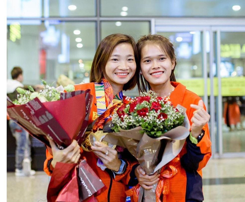 Vận động viên Nguyễn Thị Oanh (bên trái) cùng đồng đội. (Ảnh: TTXVN phát)