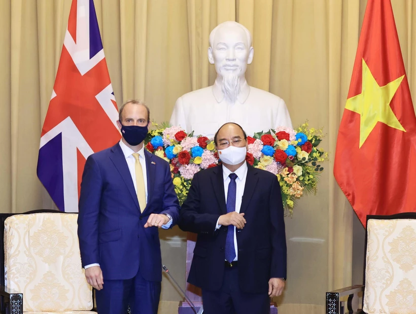 Chủ tịch nước Nguyễn Xuân Phúc và Bộ trưởng thứ nhất, Bộ trưởng Bộ Ngoại giao và Phát triển Liên hiệp Vương quốc Anh và Bắc Ireland Dominic Raab tại buổi tiếp. (Ảnh: Thống Nhất/TTXVN)