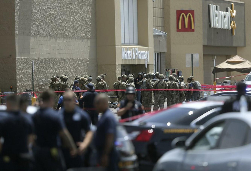 Lực lượng thực thi pháp luật Mỹ phong tỏa hiện trường vụ xả súng ở El Paso, bang Texas ngày 3/8/2019. (Ảnh: AP/TTXVN)