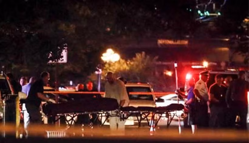 Chuyển thi thể nạn nhân tại hiện trường vụ xả súng ở Dayton, bang Ohio, Mỹ ngày 4/8/2019. (Ảnh: AP/TTXVN)