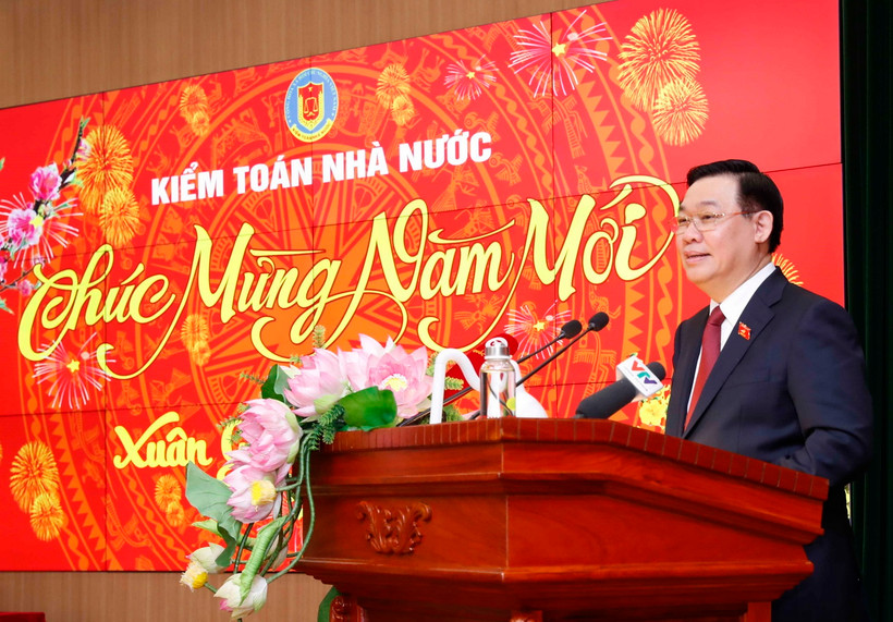 Chủ tịch Quốc hội Vương Đình Huệ chúc Tết cán bộ, công chức, người lao động Kiểm toán nhà nước. (Ảnh: Nhan Sáng/TTXVN)